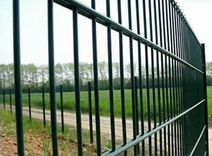 La double clôture verte de fil offre la haute sécurité pour des terres cultivables