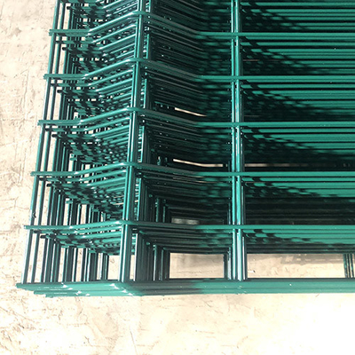 Le PVC rouge blanc vert a enduit 3D le fil soudé Mesh Fence 2.4mx3m