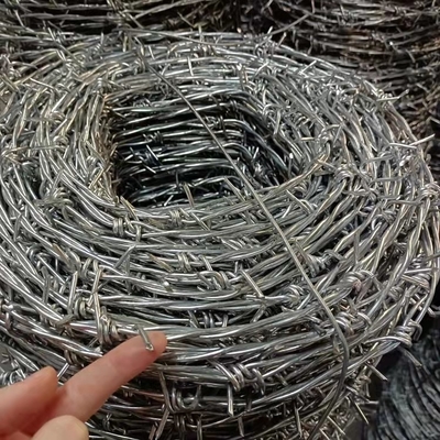 la prison Barb Wire Fence Hot Dipped de 2.8mm~1.8mm a galvanisé l'anti oxydation de barbelé